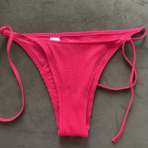 Red bikini - Picture 4 of 5